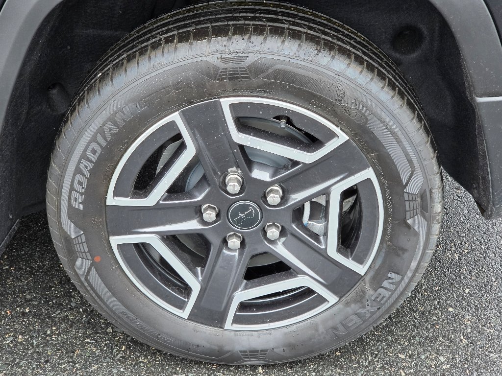 New 2026 Diamond Black Crystal Pearl-Coat Exterior Paint Jeep Laredo image 4