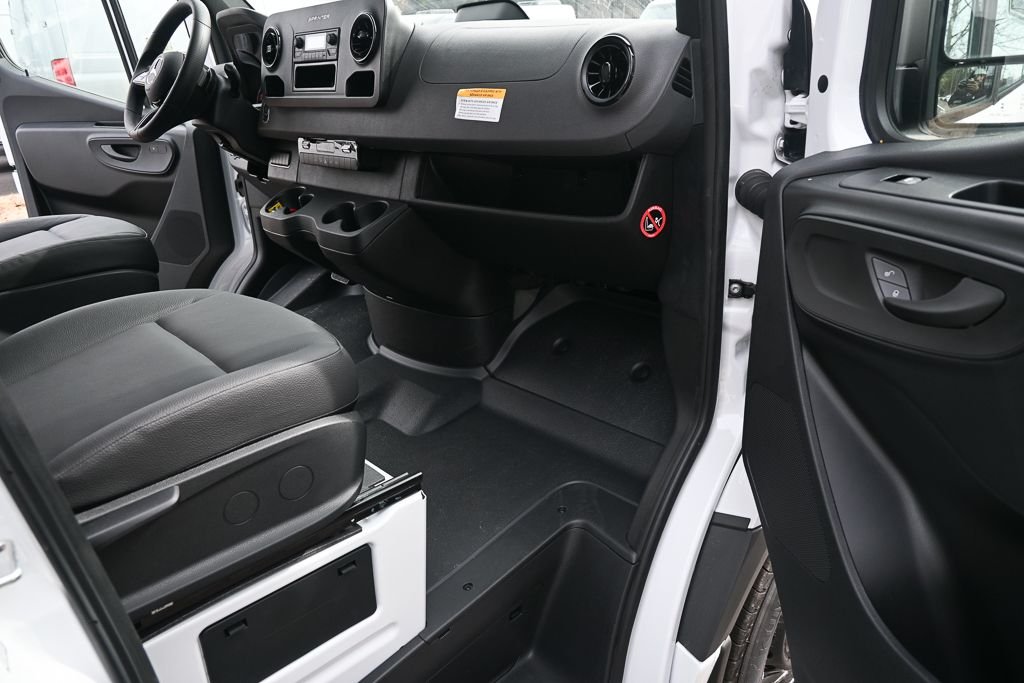 Used 2025  Mercedes-Benz Cargo 144 WB image 18