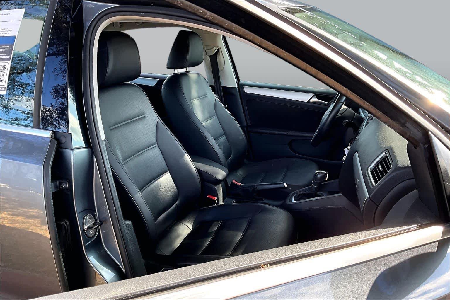 Used 2013 Platinum Gray Metallic Volkswagen SE image 9