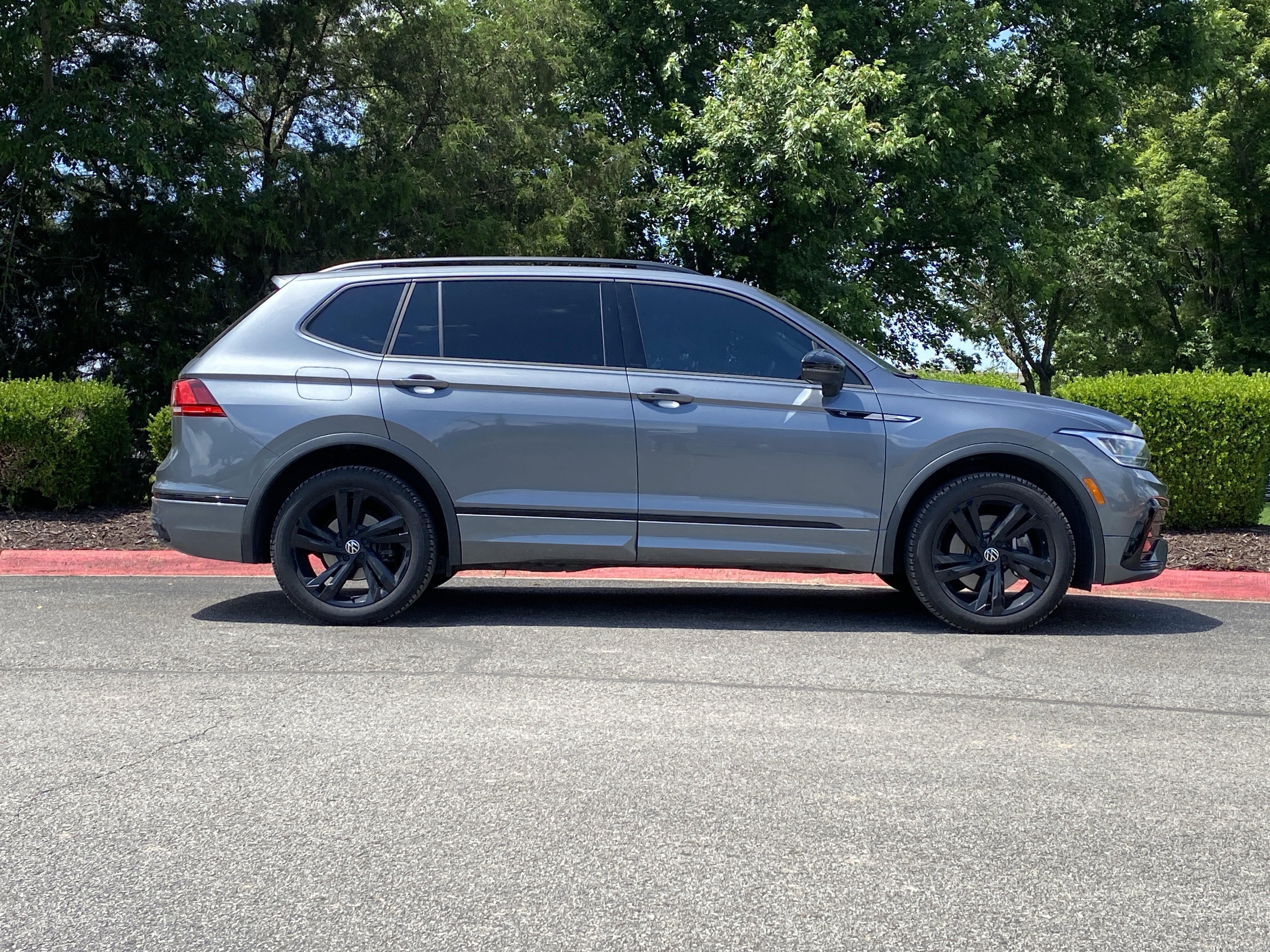 2023 Volkswagen Tiguan 2.0T SE R-Line Black's photo