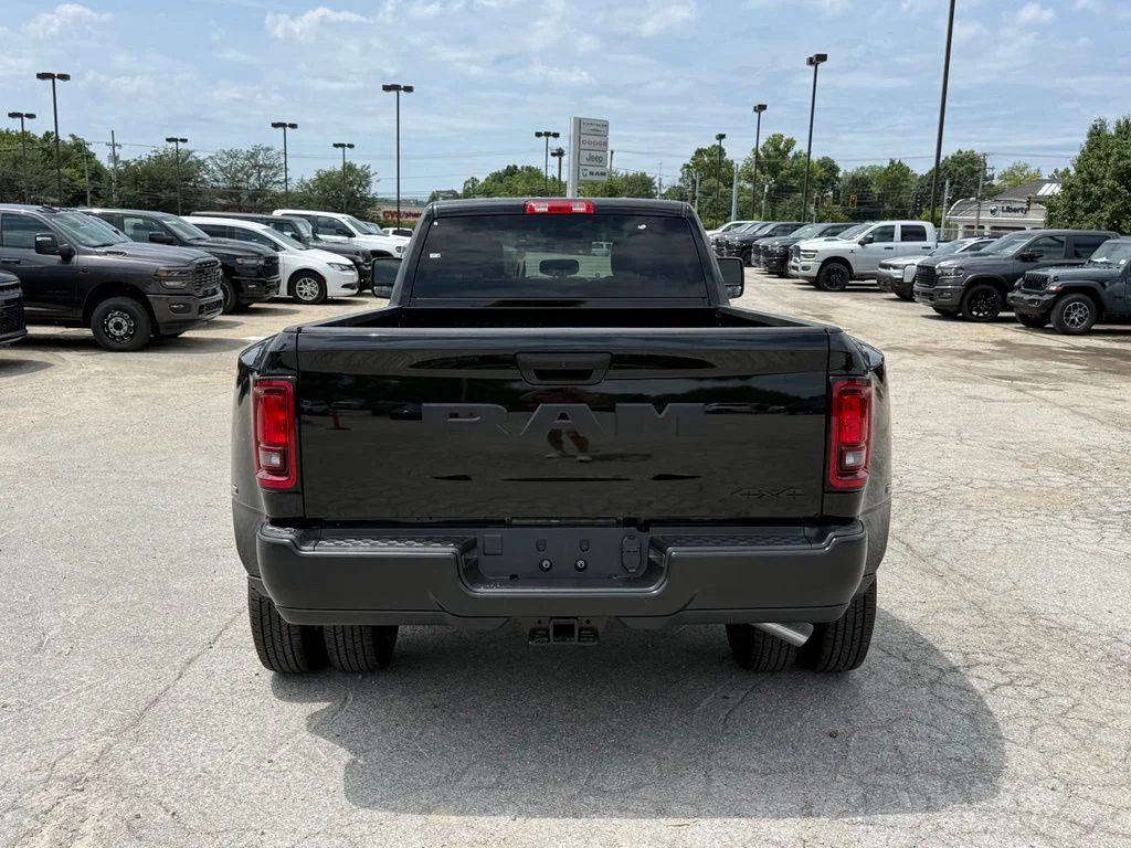 New 2026 Diamond Black Crystal Pearl-Coat Exterior Paint RAM Tradesman image 7