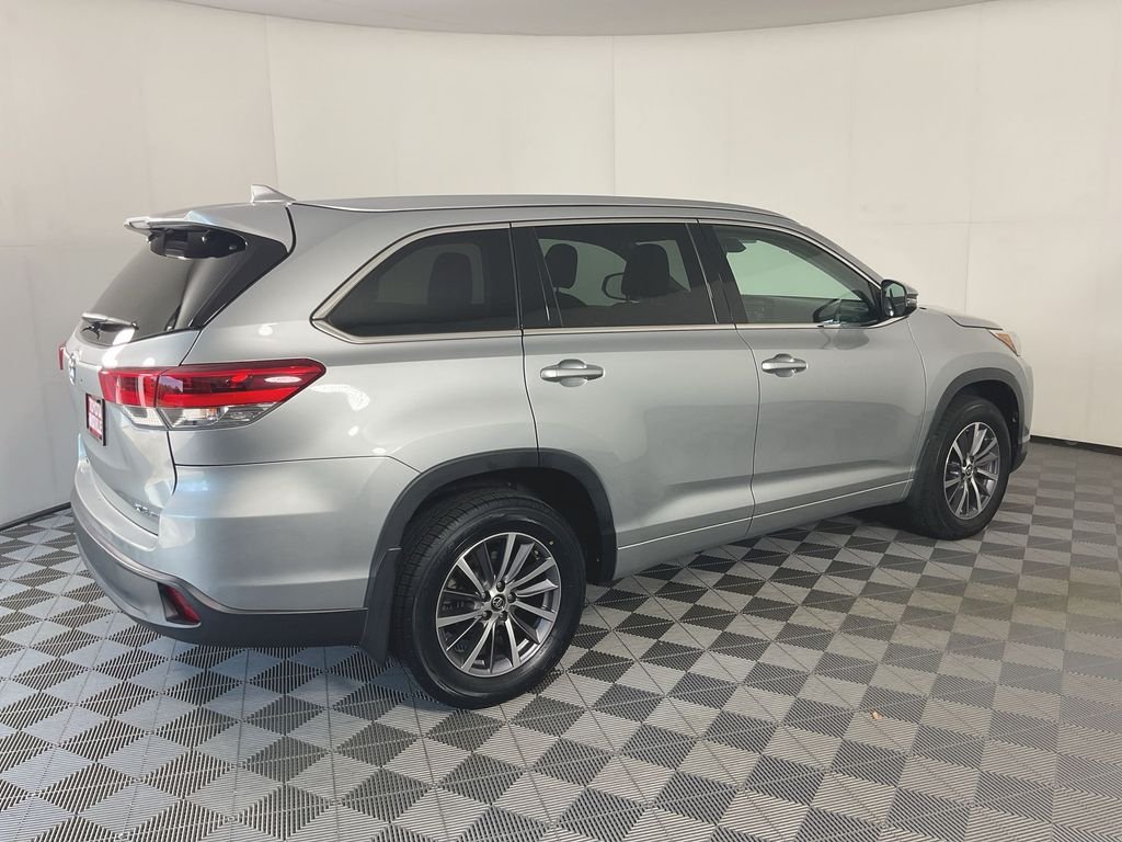 Used 2017 Silver Toyota XLE image 8