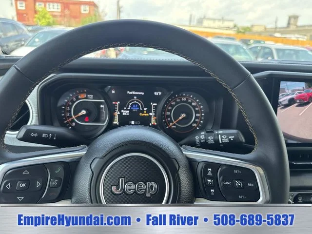 Used 2025 Black Jeep Sahara image 27
