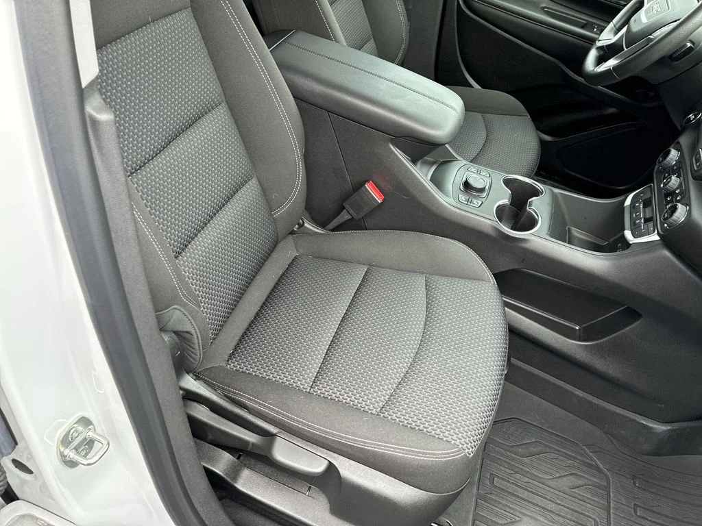 Used 2024 White GMC SLE image 22