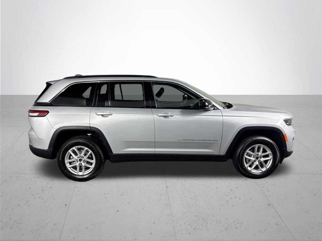 New 2026 Silver Zynith Exterior Paint Jeep Laredo image 5
