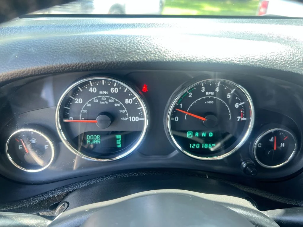 Used 2017 Silver Jeep Unlimited Sahara image 10