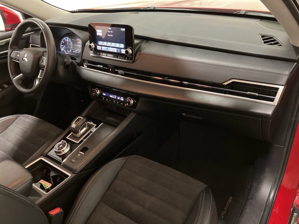 Used 2023  Mitsubishi SE image 19