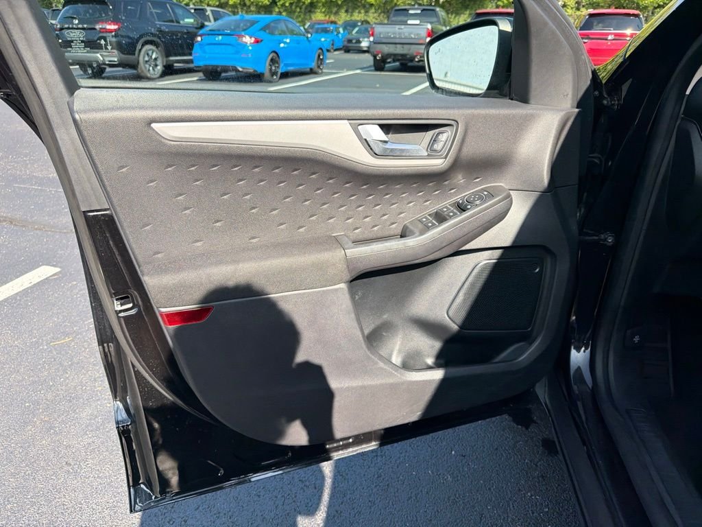 Used 2020 Black Metallic Ford SE image 17