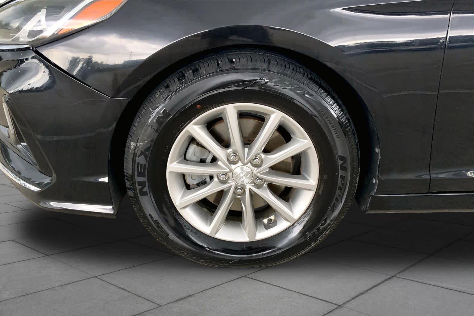Used 2019 Phantom Black Hyundai SE image 11