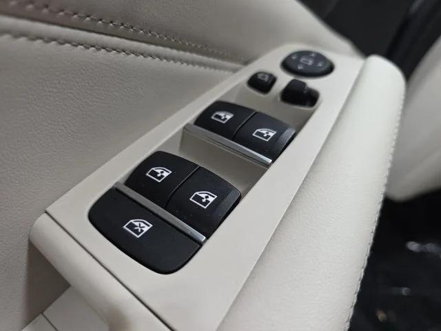 Used 2022 Arctic Gray Metallic BMW xDrive40i image 27