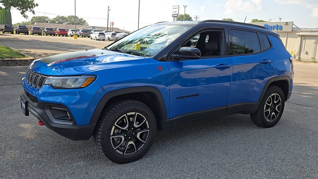 Used 2025 Hydro Blue Pearlcoat Jeep Trailhawk image 4