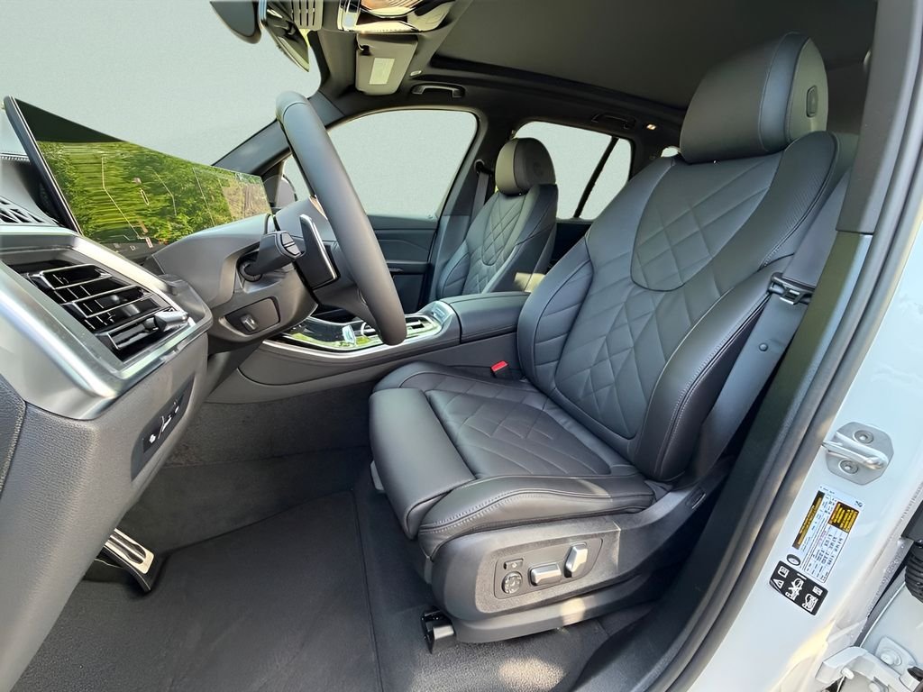 New 2026 Mineral White Metallic BMW xDrive40i image 10