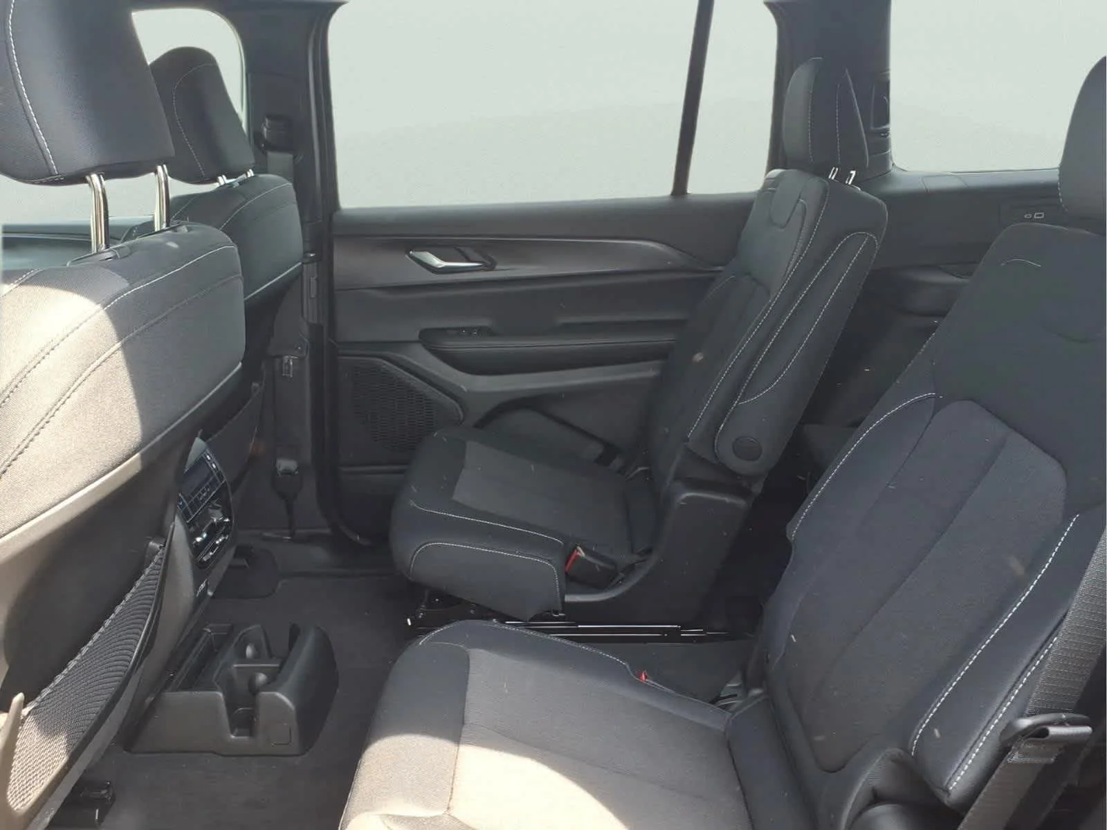 New 2026 Diamond Black Crystal Pearlcoat Jeep Laredo X image 15