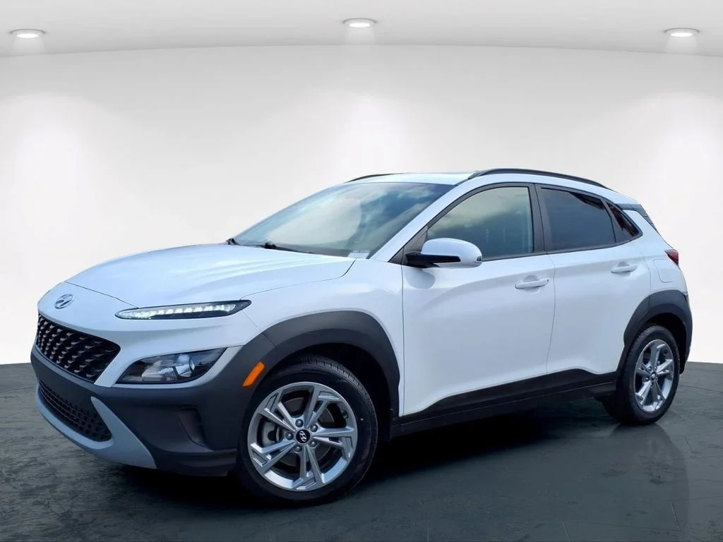 Used 2023 White Hyundai SEL image 2