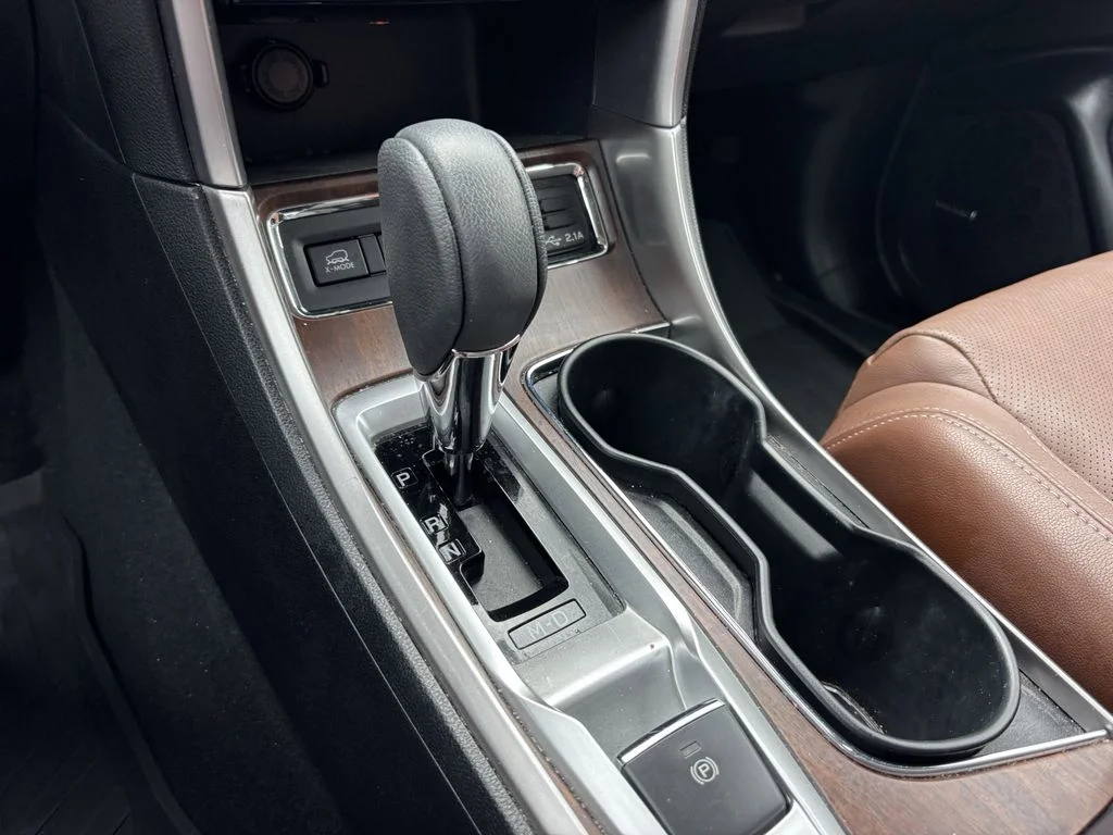 Used 2022 White Subaru Touring image 28