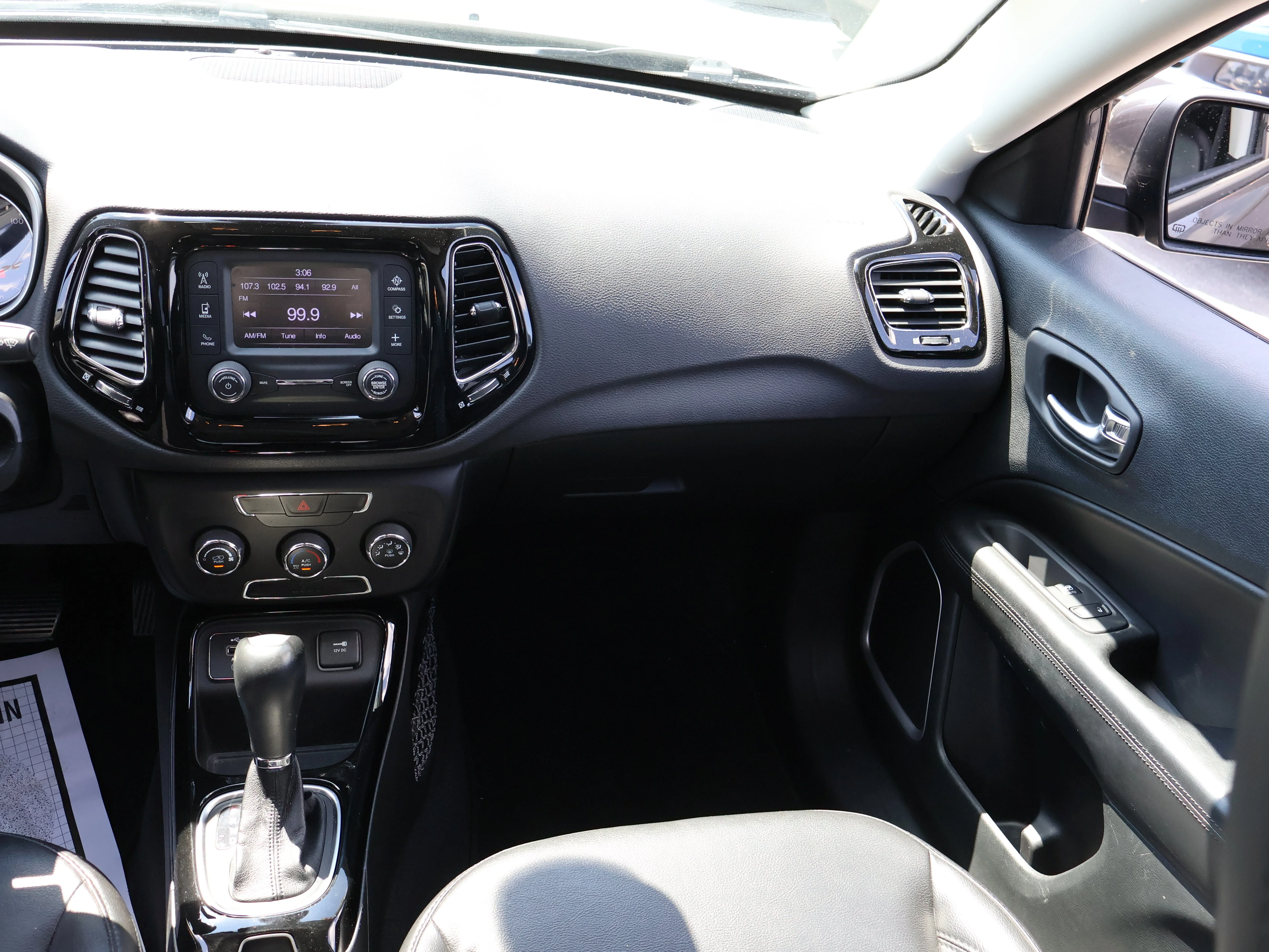 Used 2018 Granite Crystal Metallic Clearcoat Jeep Altitude image 13
