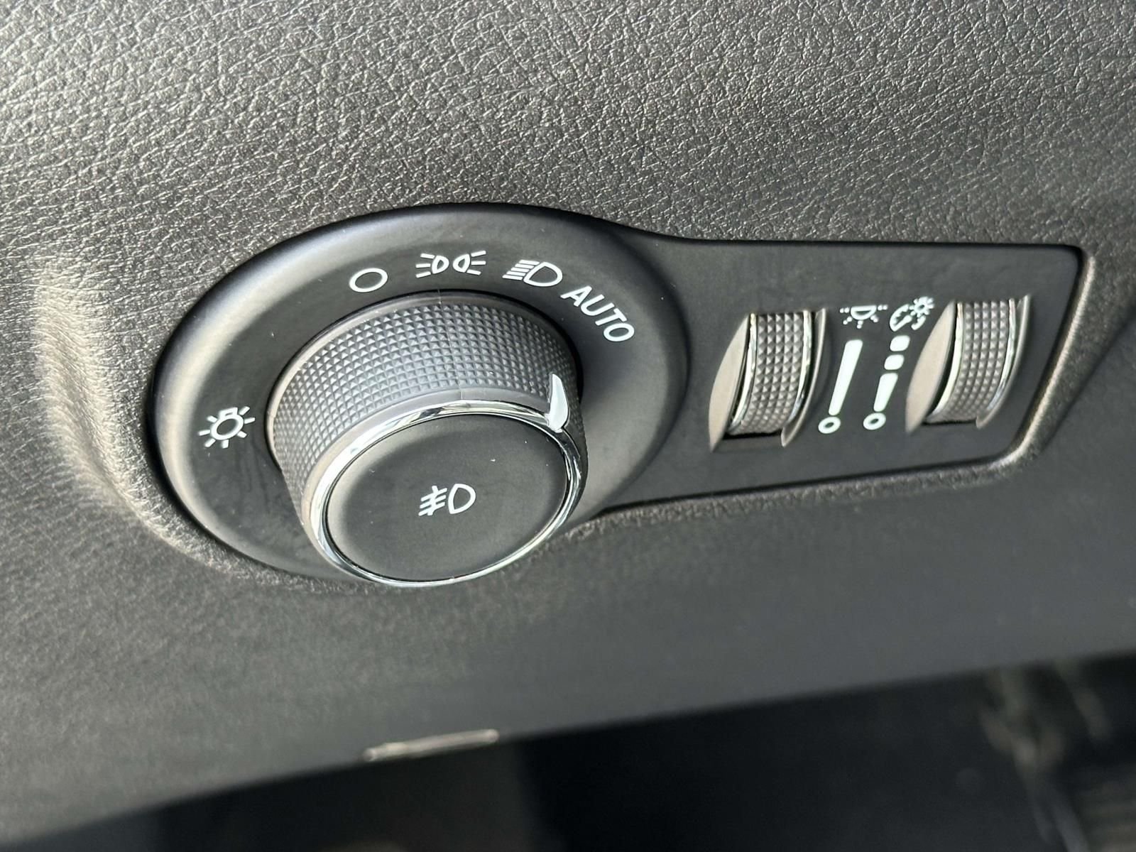 Used 2022 Silver Jeep Latitude image 21