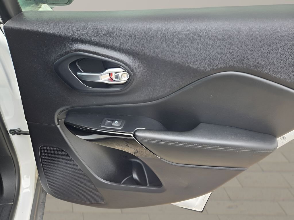 2021 Jeep Cherokee Altitude - Photo 11