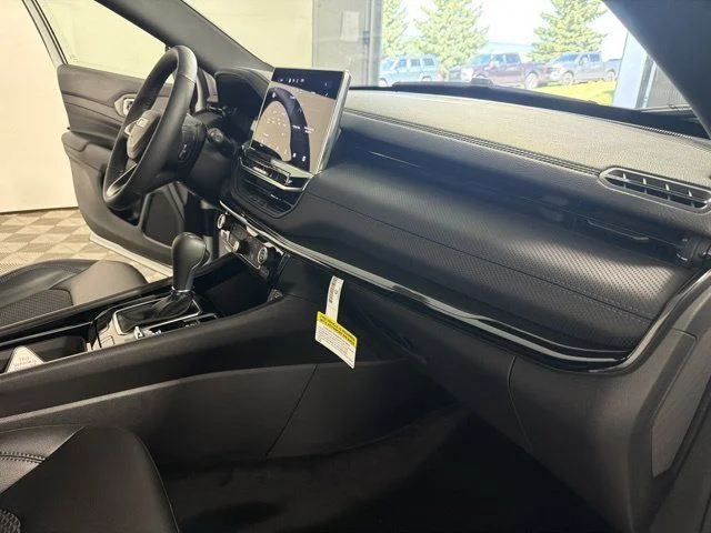 New 2026 White Jeep Latitude image 30