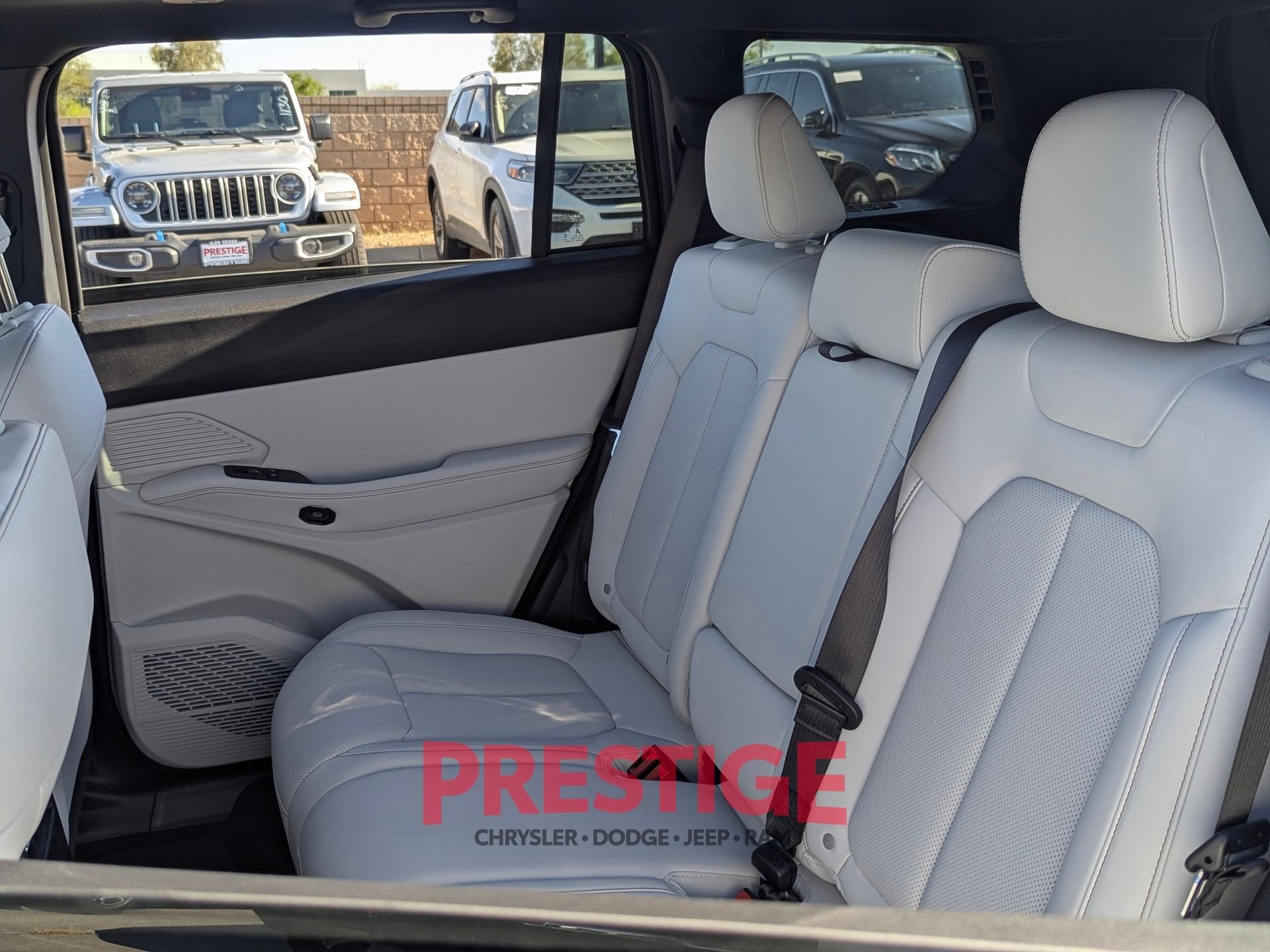 New 2026 Diamond Black Crystal Pearl-Coat Exterior Paint Jeep Limited image 26