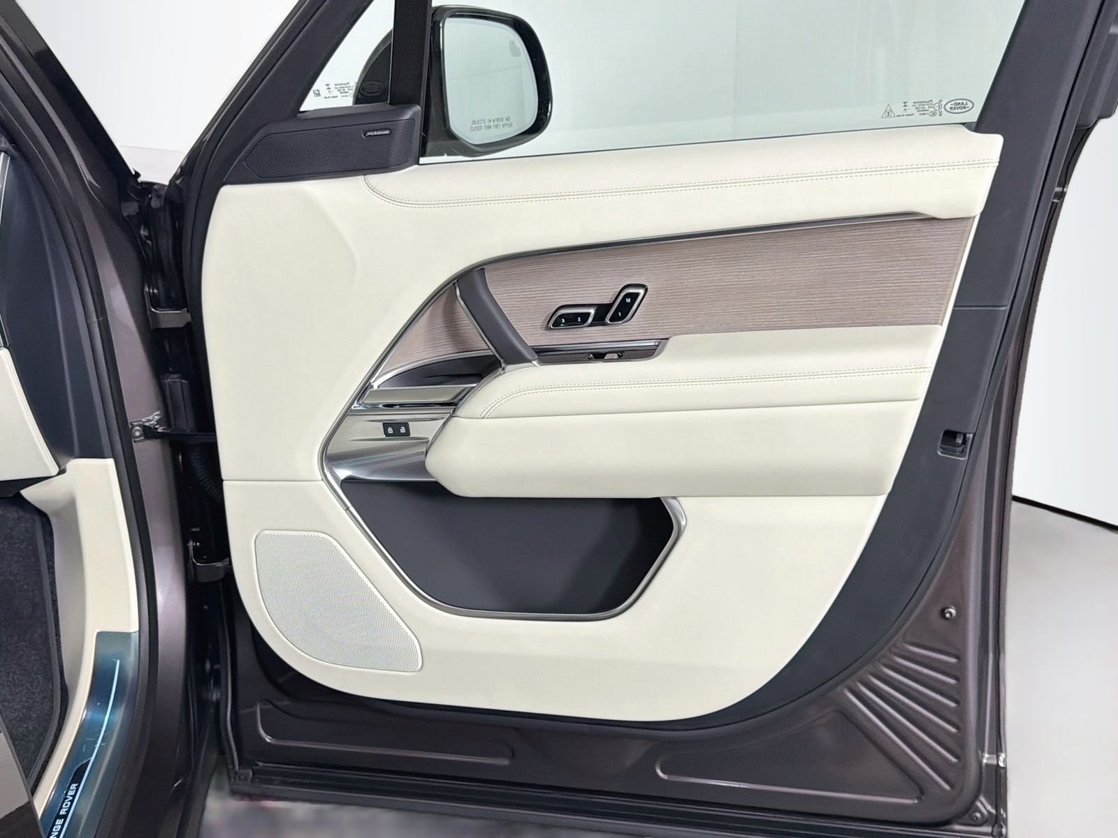 New 2026 Charente Grey LAND ROVER SE image 30