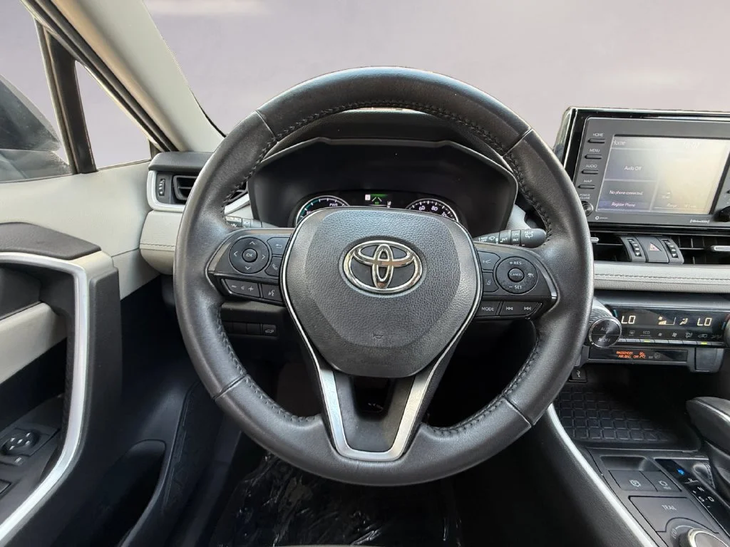 Used 2022 Silver Toyota XLE Premium image 13