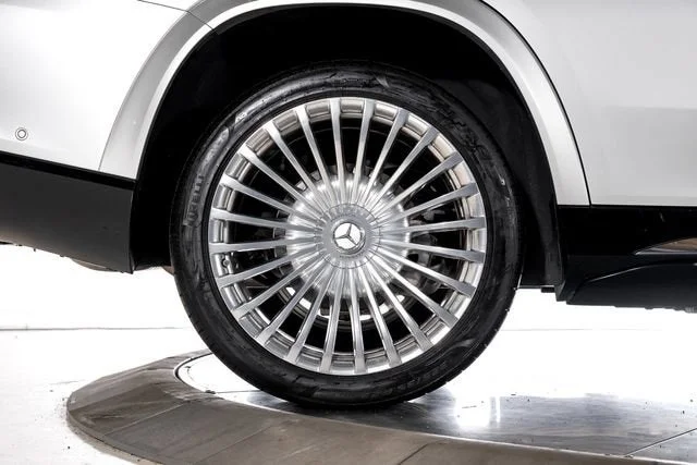 Used 2021 Maybach Two-Tone Paint Iridium Silver/Selenite Gre Mercedes-Benz Maybach GLS 600 image 17