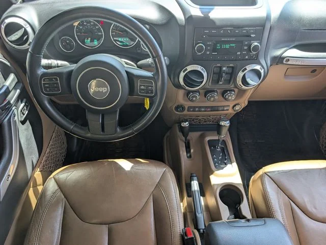 Used 2014 Crystal Metallic Jeep Unlimited Sahara image 11