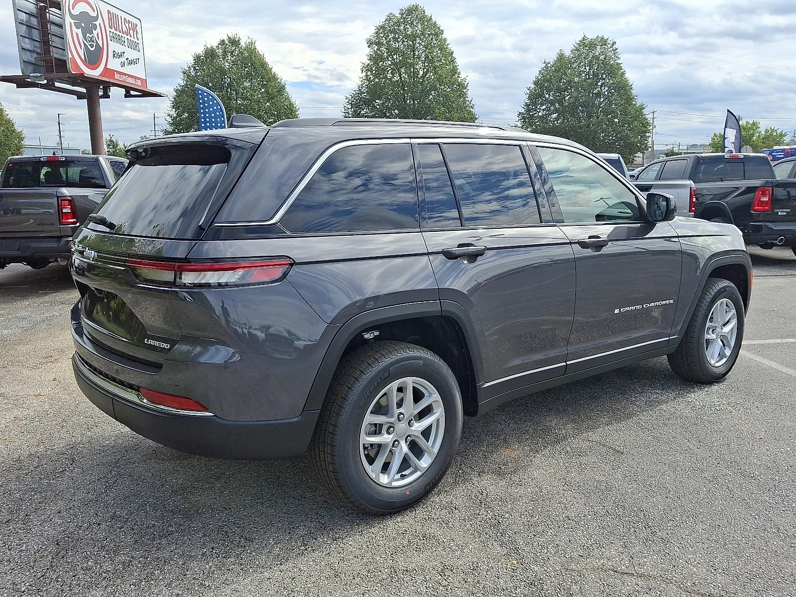 New 2025 Baltic Gray Metallic Clear-Coat Exterior Paint Jeep Laredo X image 8