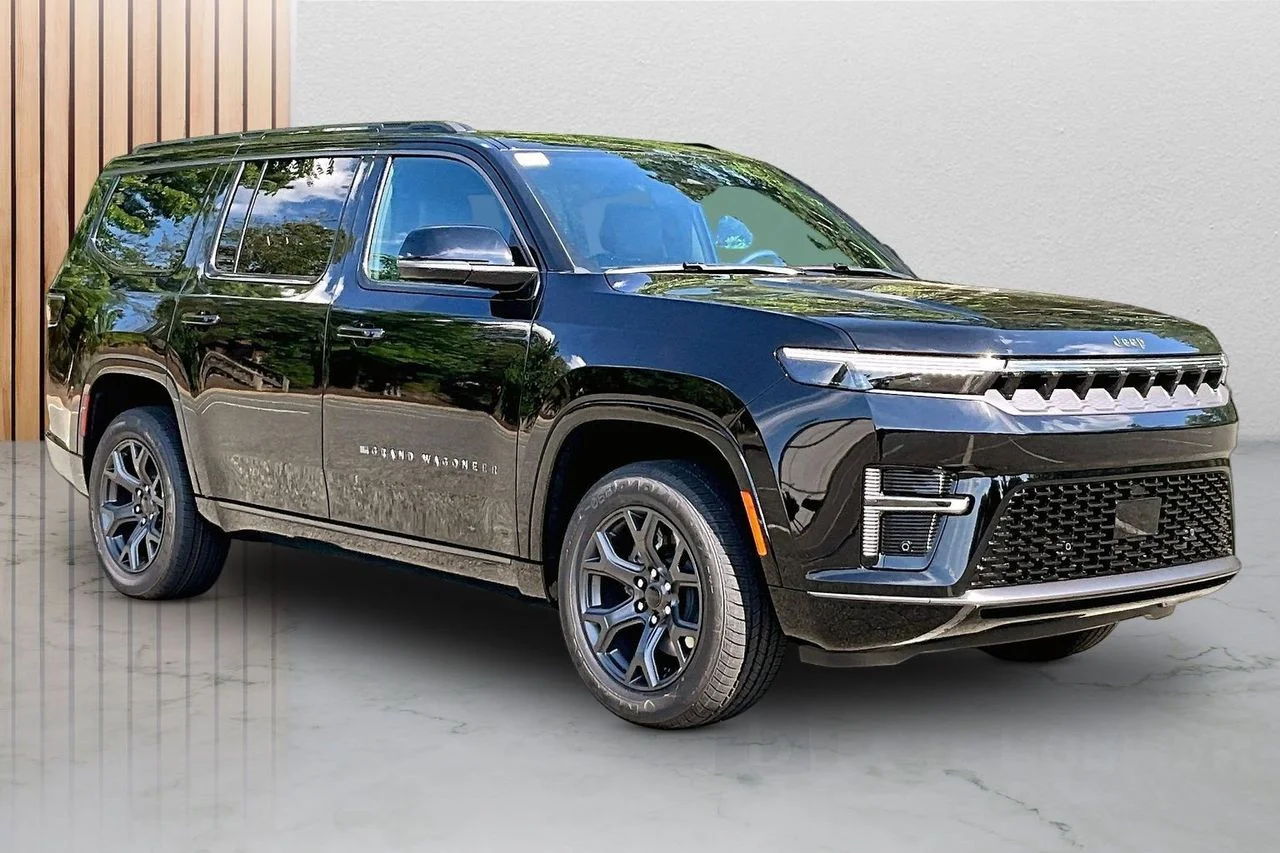 New 2026 High Gloss Black Exterior Paint Jeep Limited Altitude image 2