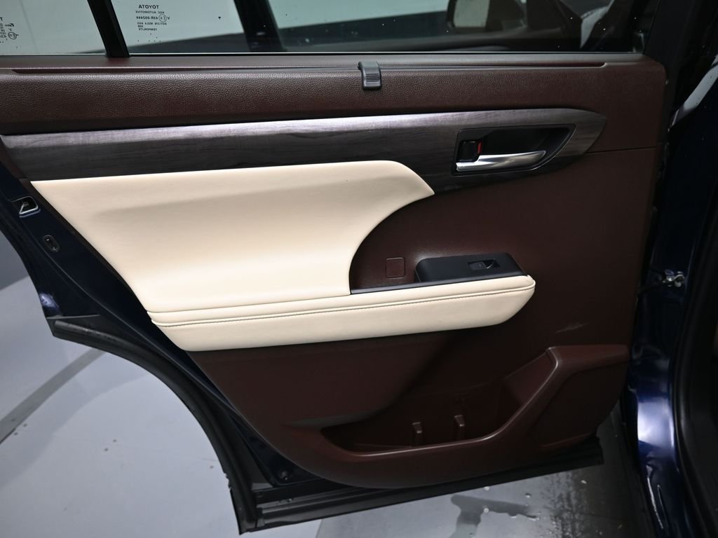 Used 2022  Toyota Limited image 31