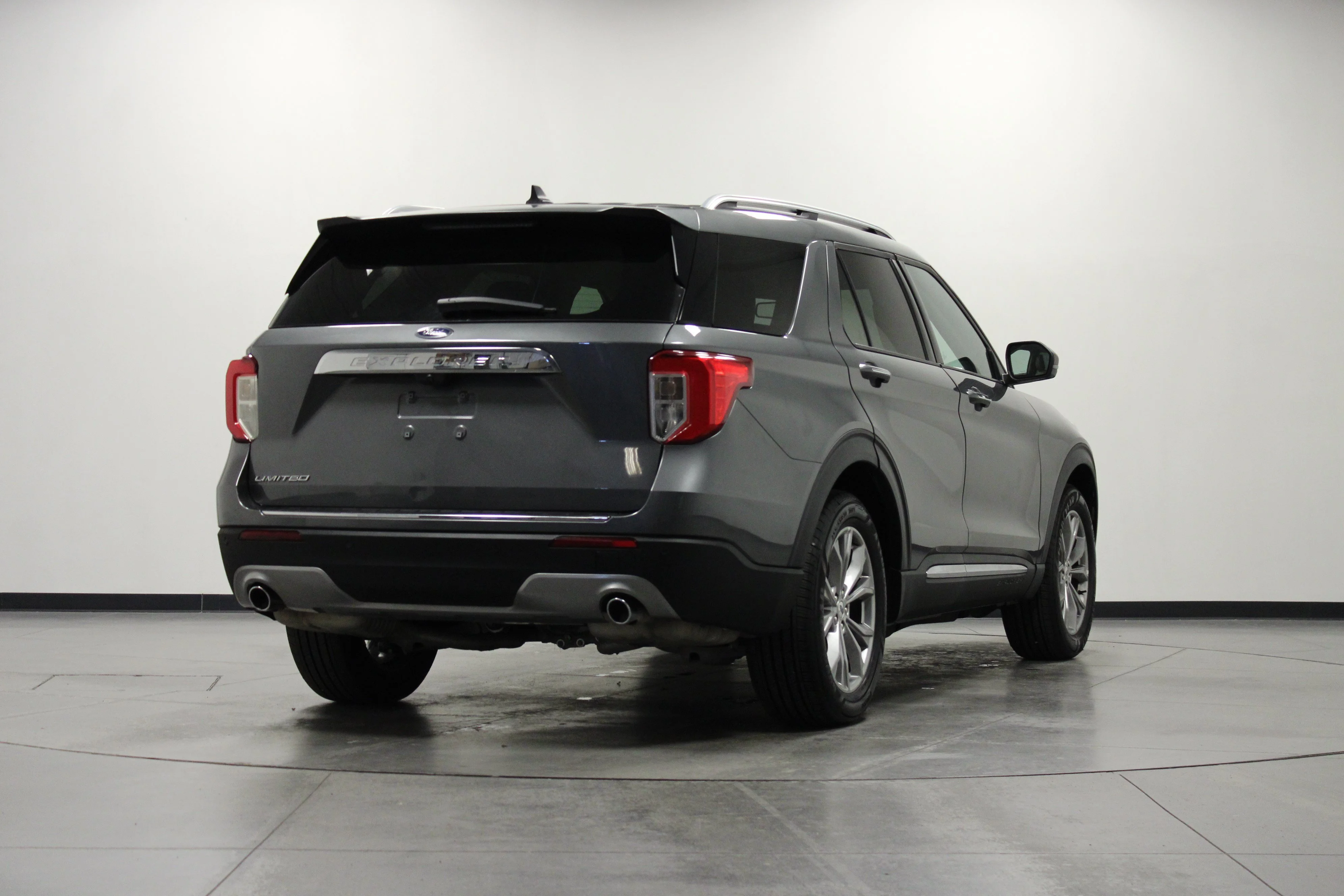 Used 2023 Gray Metallic Ford Limited image 4