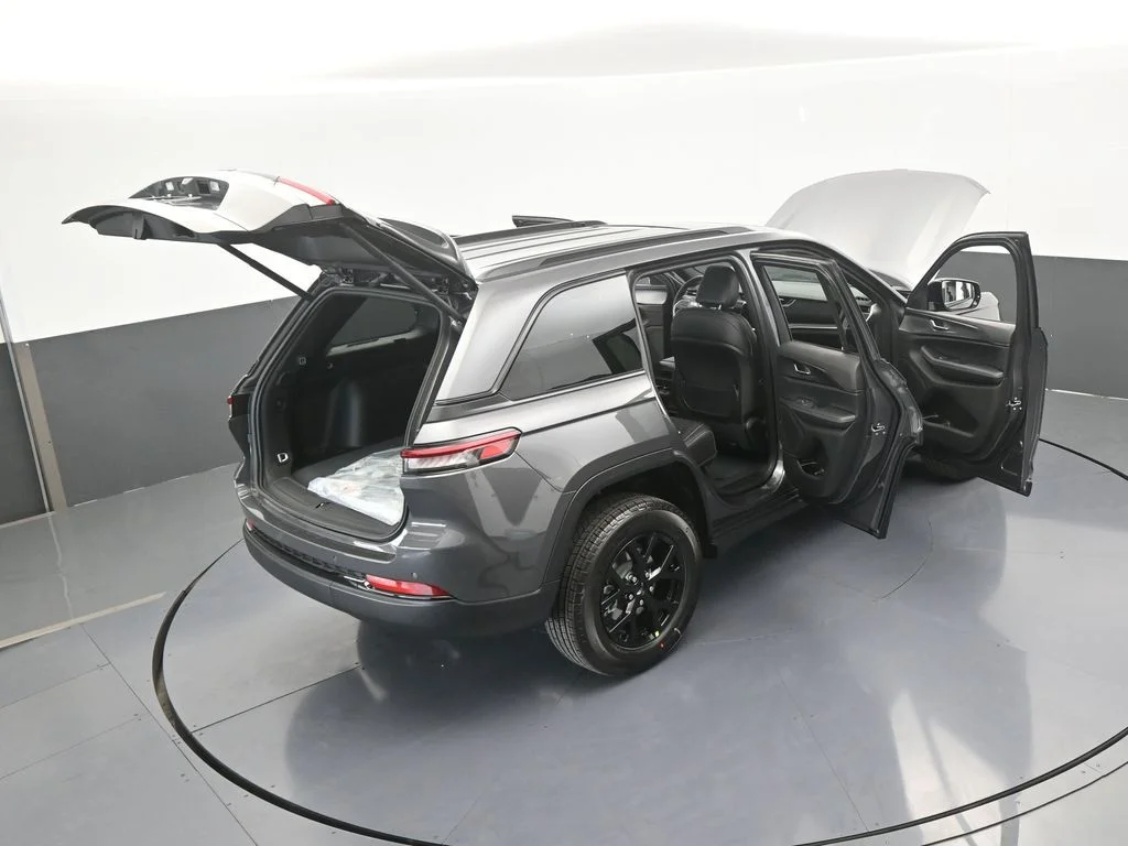 New 2025 Baltic Gray Metallic Clear-Coat Exterior Paint Jeep Altitude X image 60