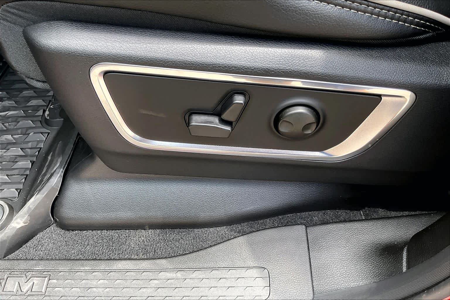 New 2026 Molten Red Pearl-Coat Exterior Paint RAM Laramie image 17