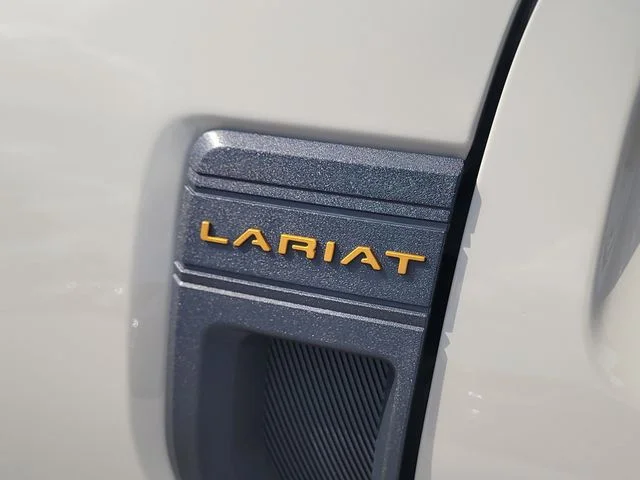 Used 2024  Ford Lariat image 9