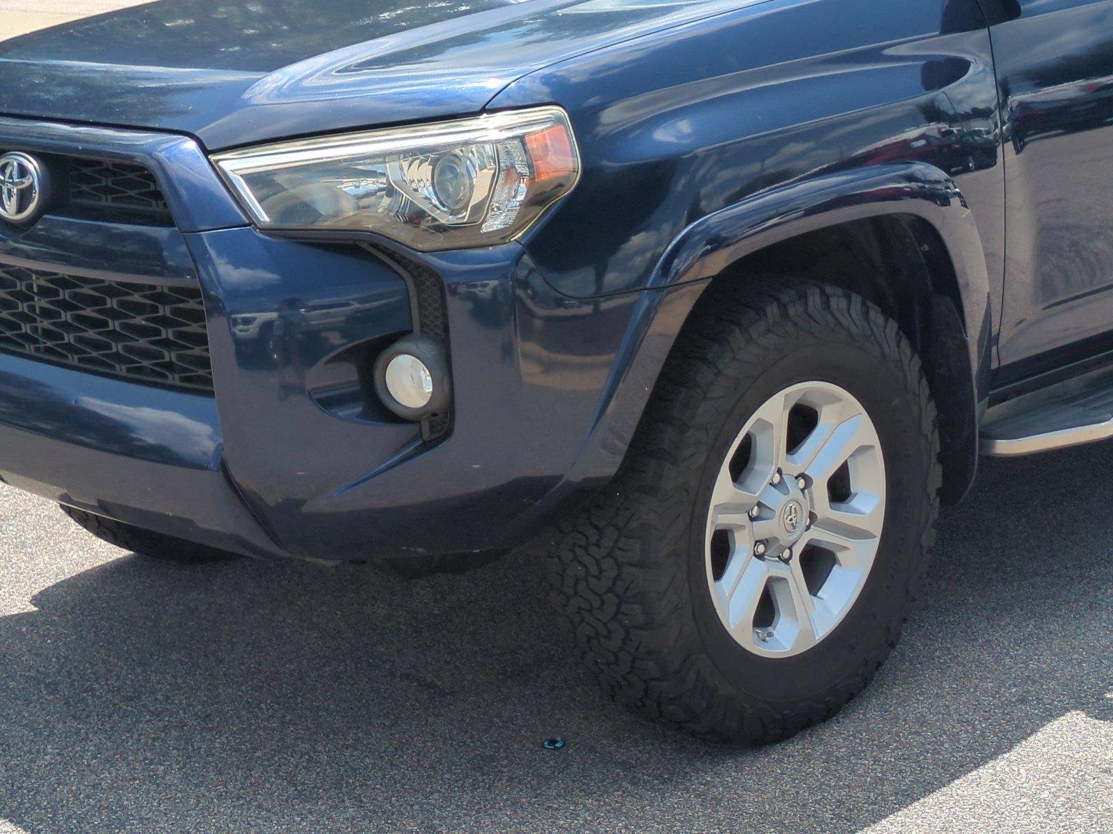 Used 2018 Nautical Blue Metallic Toyota SR5 Premium image 9