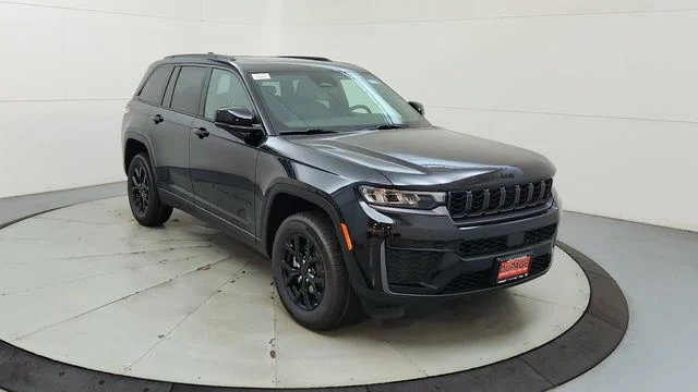 New 2026 Diamond Black Crystal Pearlcoat Jeep Altitude image 14