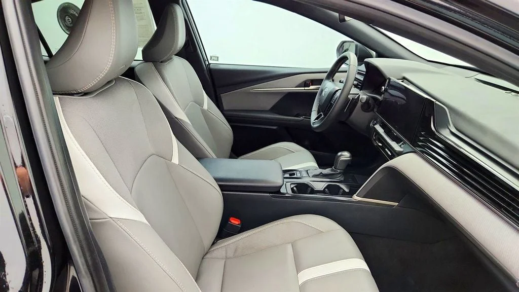 Used 2025 Midnight Black Metallic Toyota SE w/ Moonroof & Multimedia Upgrade Pkg image 23