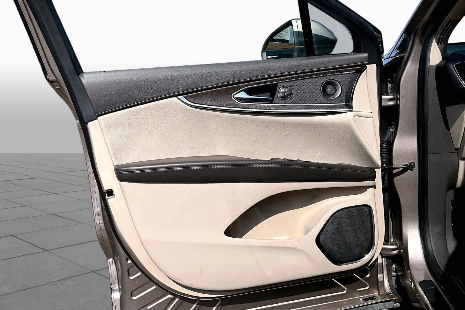 Used 2019 Iced Mocha Lincoln Reserve image 22