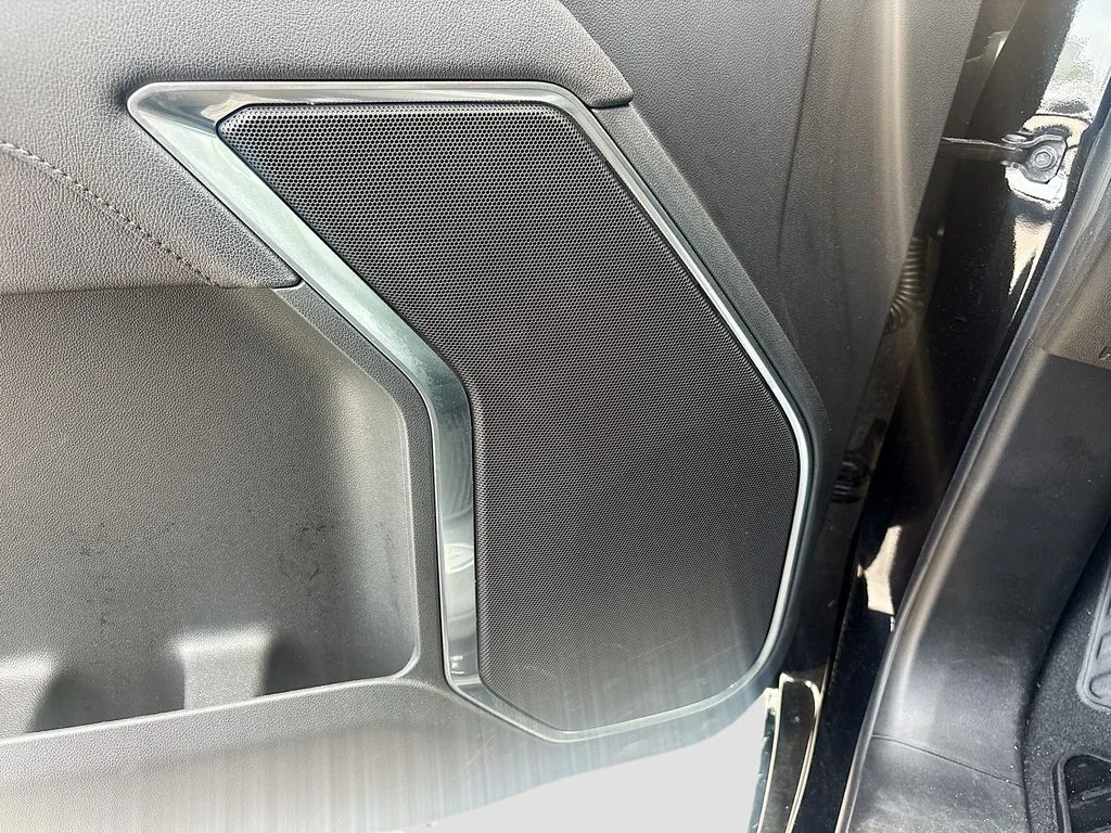 Used 2025 Onyx Black GMC Elevation image 19