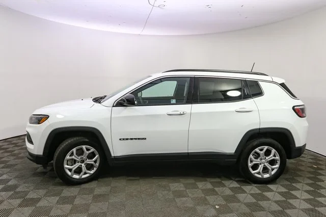 Used 2024 White Jeep Latitude image 6