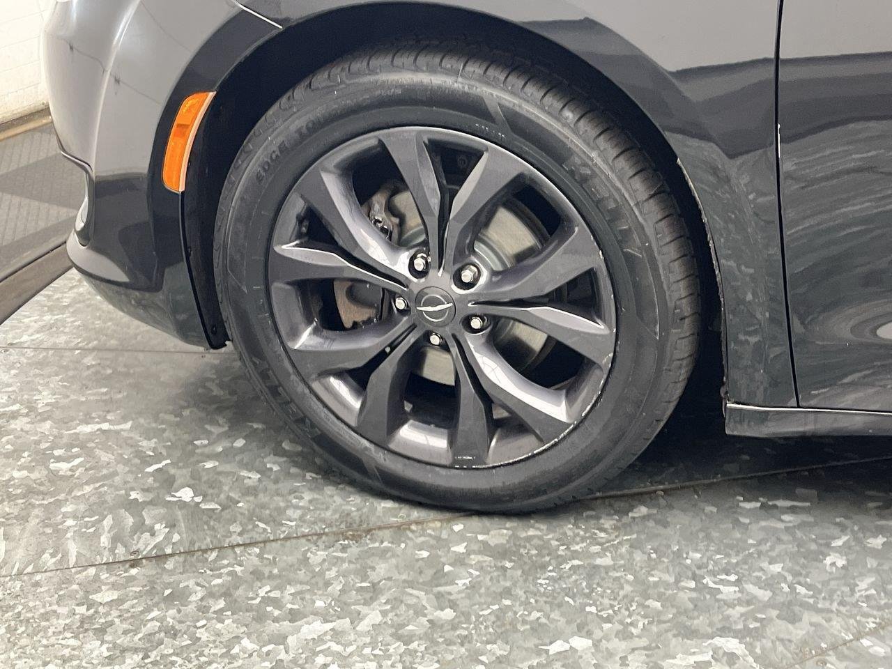 Used 2018 Brilliant Black Crystal Pearlcoat Chrysler Touring Plus image 33