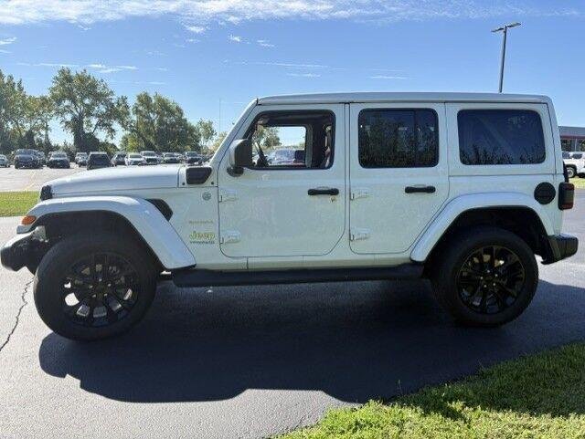 Used 2022 Bright White Clearcoat Jeep Unlimited Sahara image 6