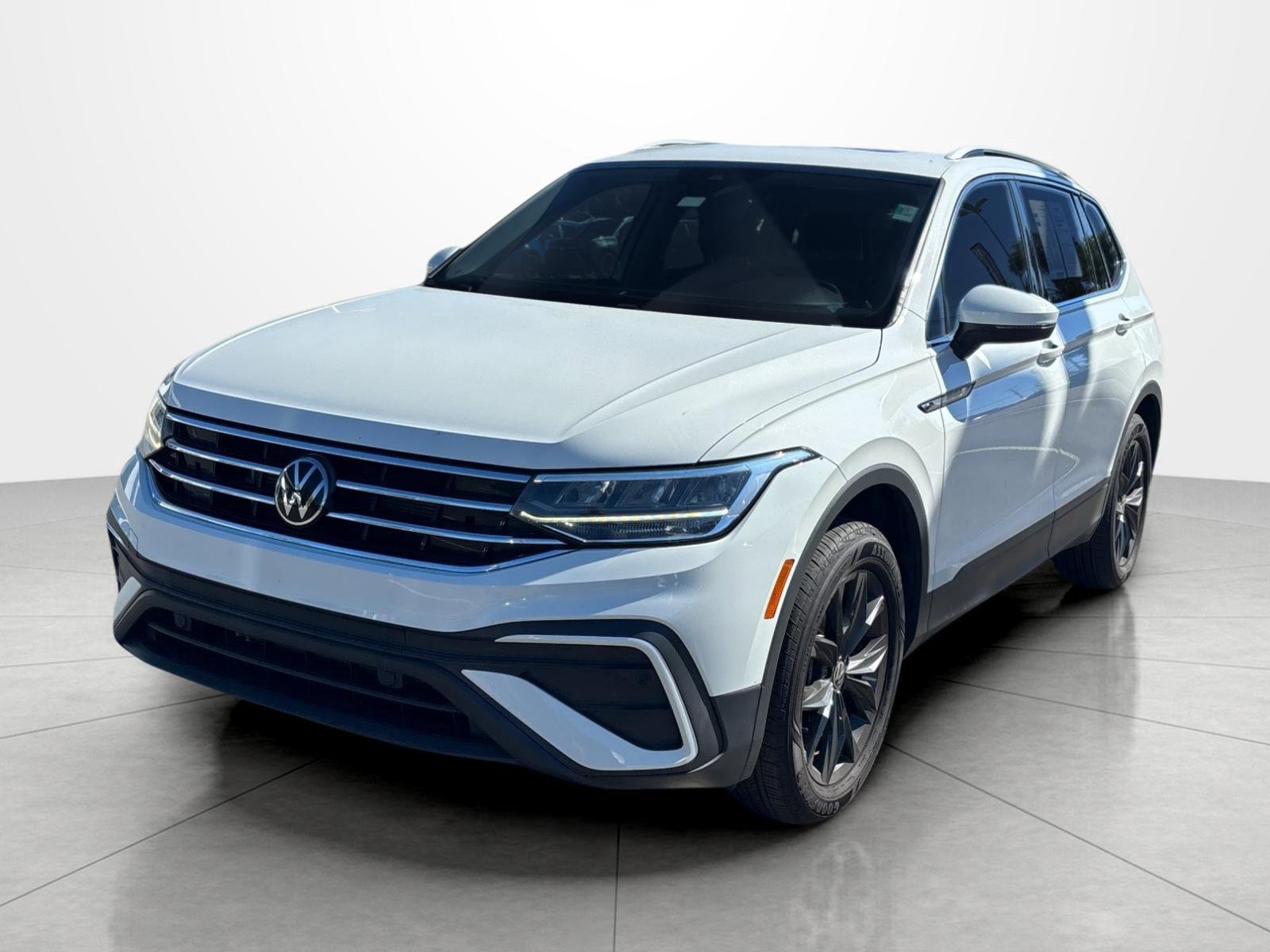 Used 2024 Pure White Volkswagen SE image 1