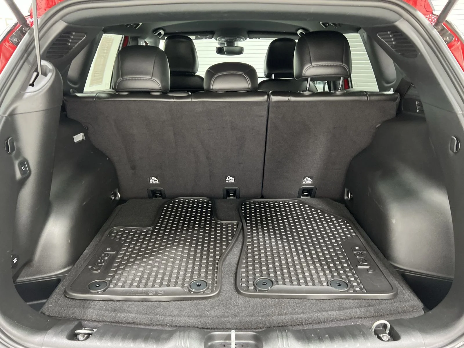 Used 2023 Red Jeep Latitude image 22