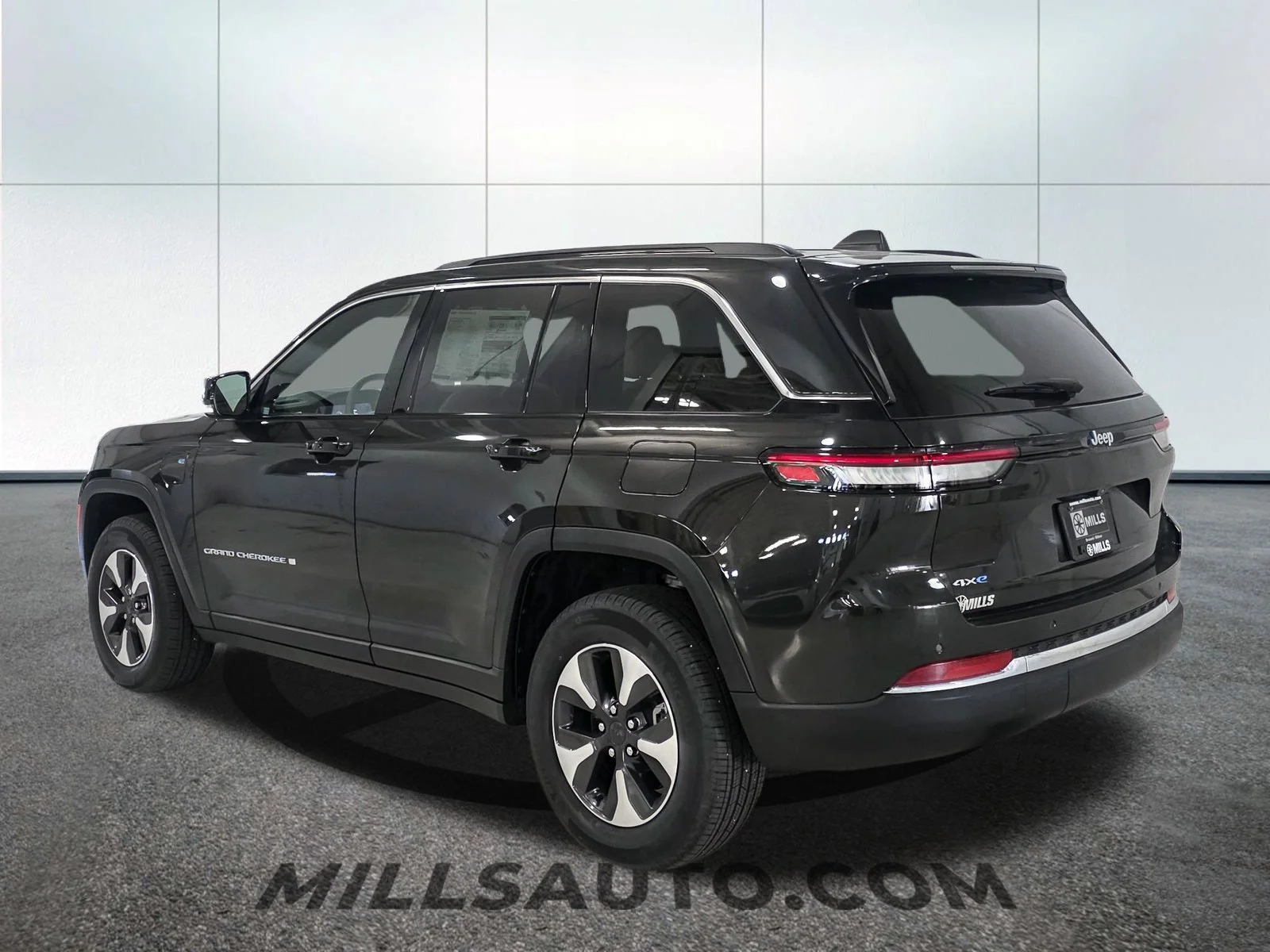 Used 2024 Rocky Mountain Pearlcoat Jeep 4xe image 4