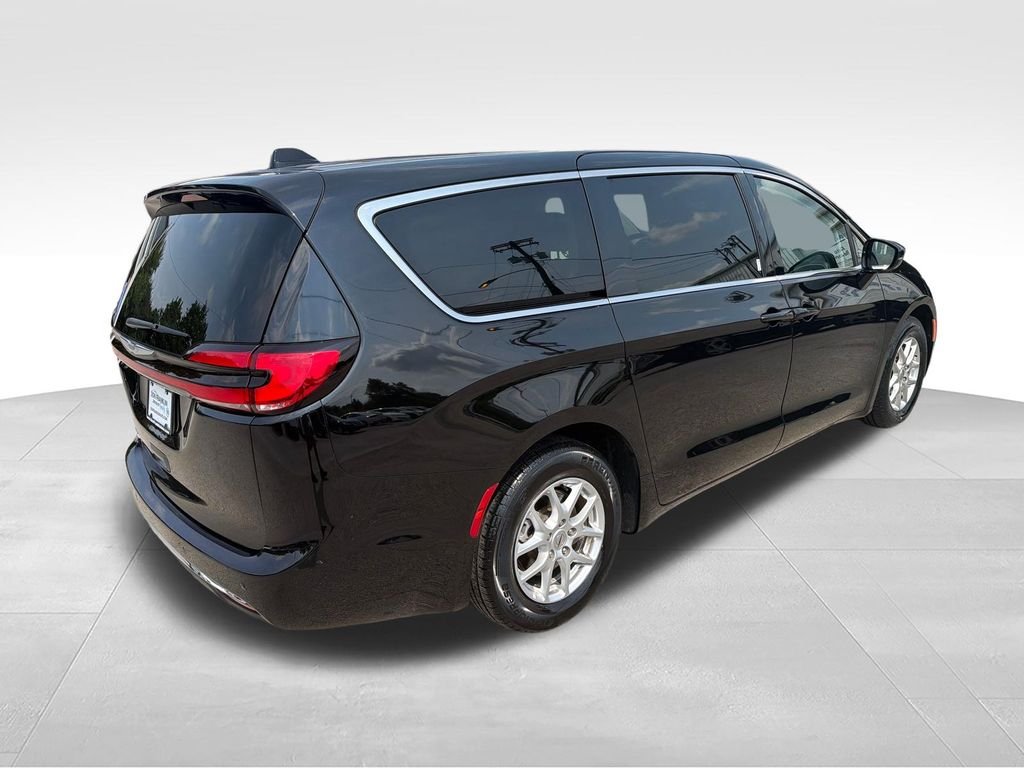 Used 2024 Black Chrysler Touring L image 5