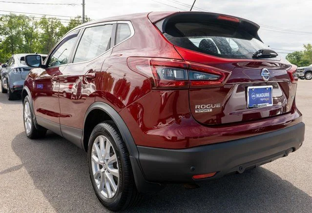Used 2022 Red Nissan S image 8