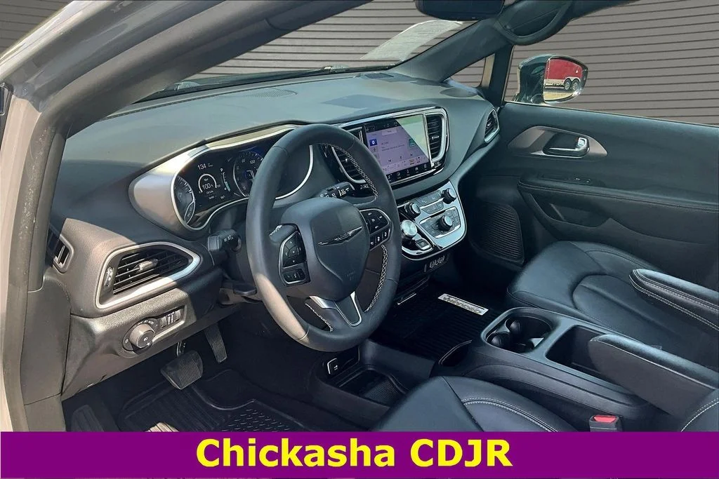 Used 2025 White Chrysler Select image 16