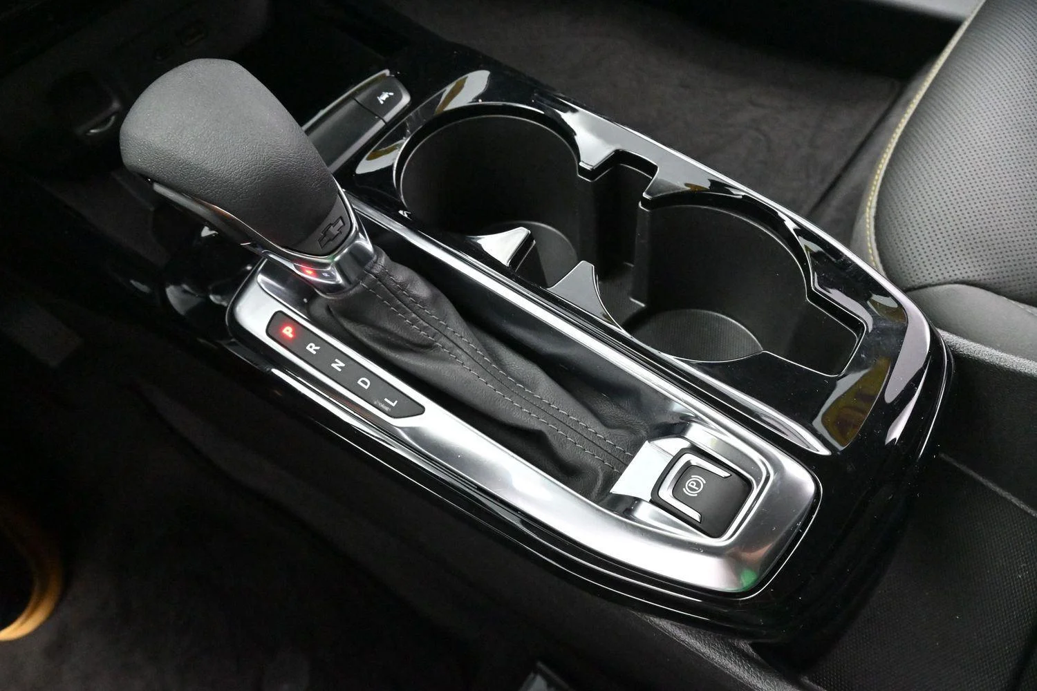 Used 2025 Summit White Chevrolet ACTIV image 24